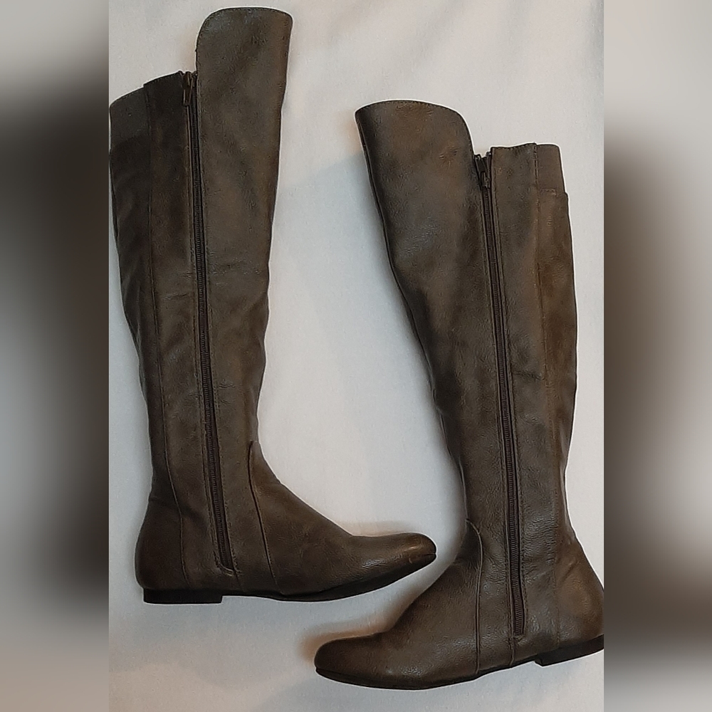 Women's Size 8 Gray Knee High Boots